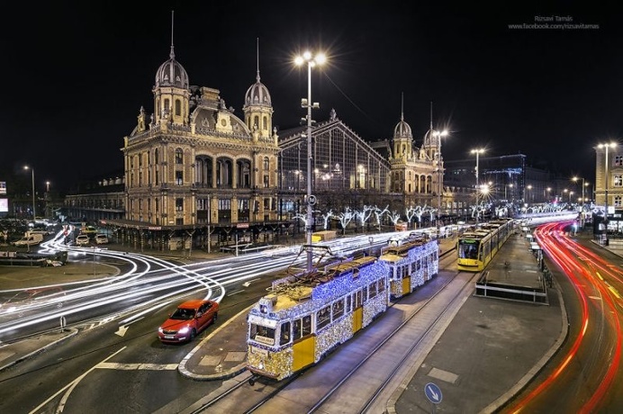 Spectacular Atmosphere Of Christmas In Budapest by Rizsavi Tamás