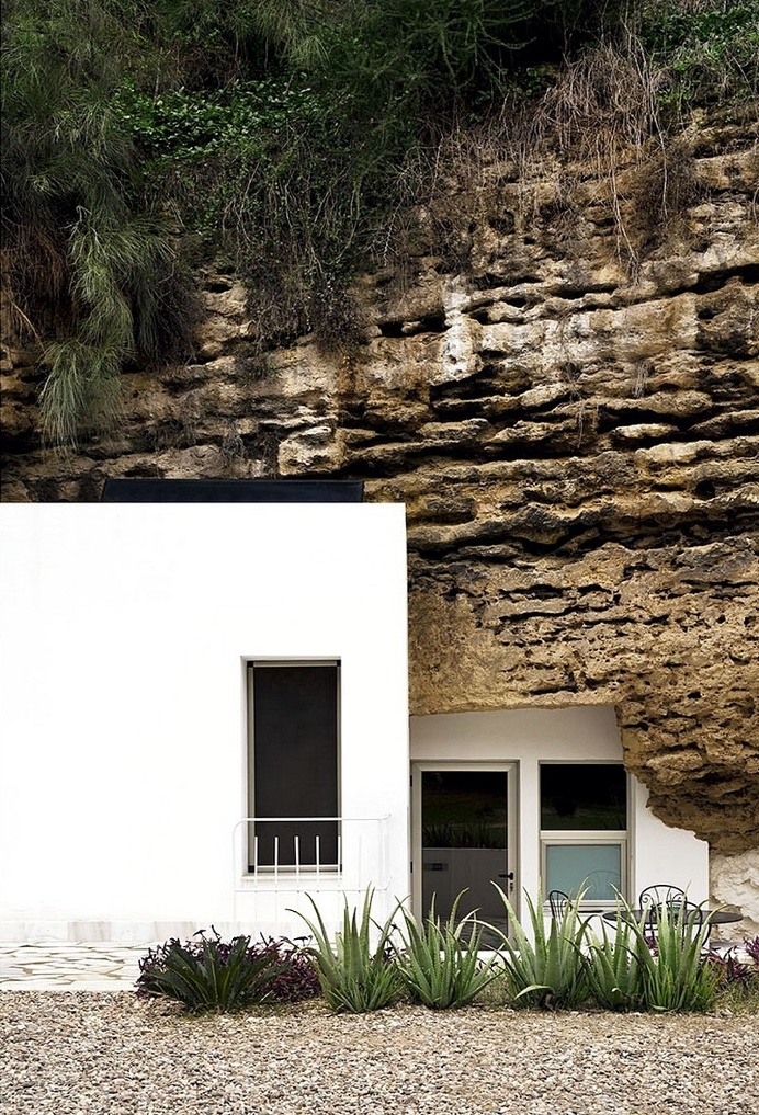 Cave House in Cordoba, Spain / UMMO Estudio