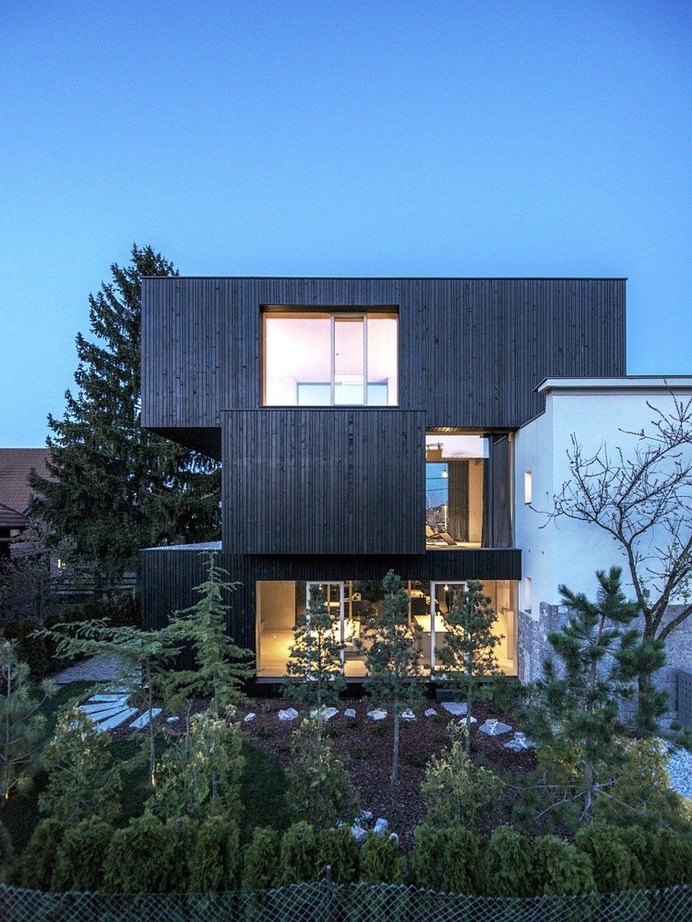 A 1934 Ljubljana House Receives an Extension Consisting of Three Cubic Volumes 13