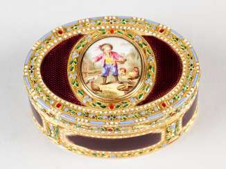 A French gold and enamel snuff box