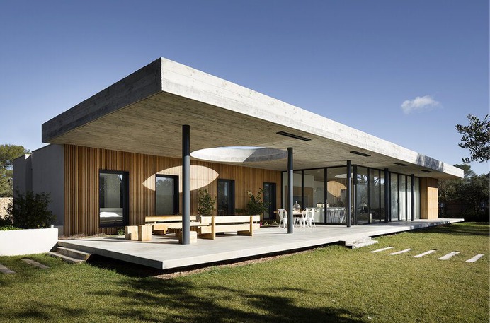 Modern Horizontal House Defined by a Perfect Indoor-Outdoor Experience