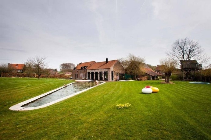 Symbiosis Between Old and New: Beautifully Converted Farmhouse in Belgium #farmhouse #architecture #contemporary
