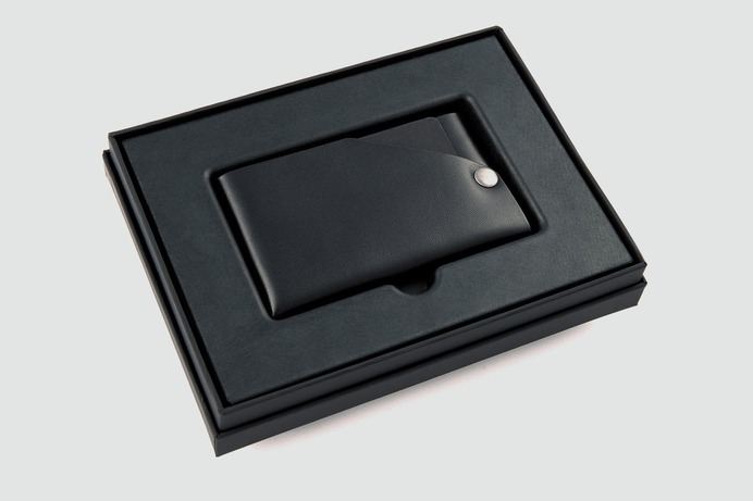 Understate wallet | black #wallet #black #fashion #minimal #leather #simple #significant #cardholder #slim #packaging #understated