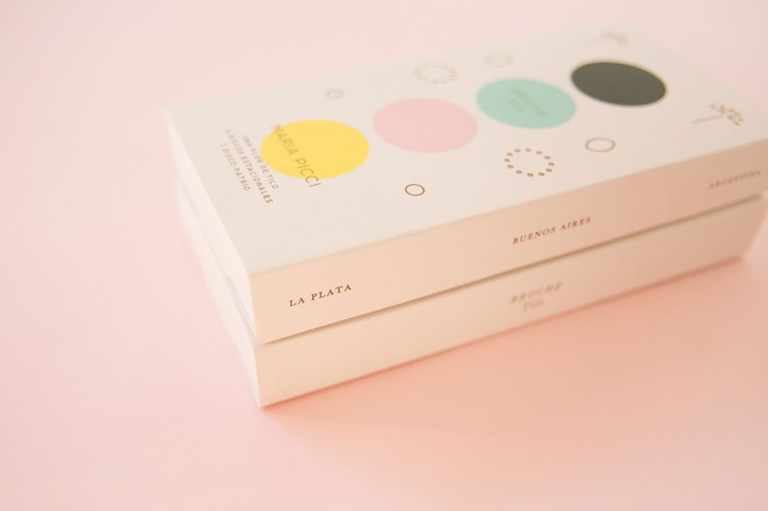 Broche Tilo Branding - Mindsparkle Mag Un Barco designed the branding for Broche Tilo, a brooch/jewel created by Maria Picci. This brooch is inspired by the city of La Plata, the beauty of its proportions and its linden tree. #logo #packaging #identity #branding #design #color #photography #graphic #design #gallery #blog #project #mindsparkle #mag #beautiful #portfolio #designer