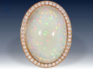 Ring: exquisiter, äußerst hochwertiger Goldschmiedering mit außergewöhnlich großem Opal und Brillantbesatz, Neupreis lt. Einlieferer 9800€