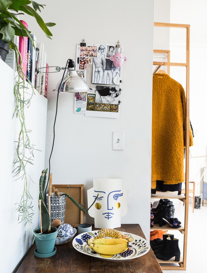 Really Great Ideas for White Walls Apartment Decorating