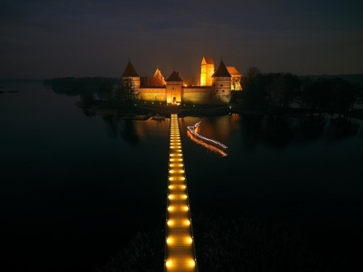Gimme Bar | vdDQg.jpg (JPEG Image, 1500x1126 pixels) - Scaled (60%) #castle #light