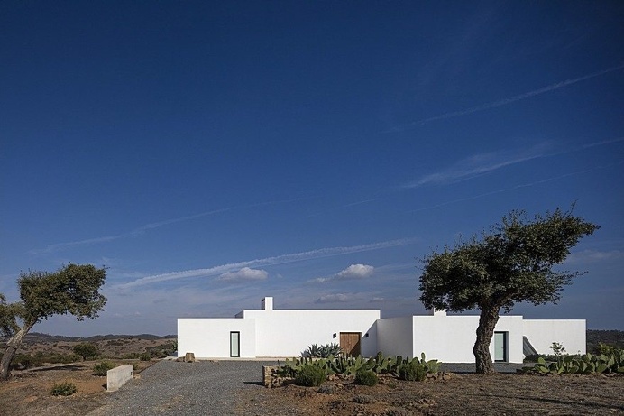 Grandola House Located in a Vast and Arid Landscape of Portugal 17
