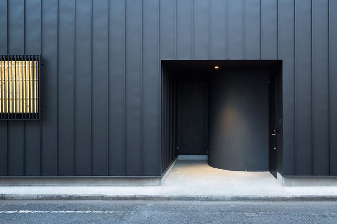 House with Black Ceiling by Toru Kashihara Architects