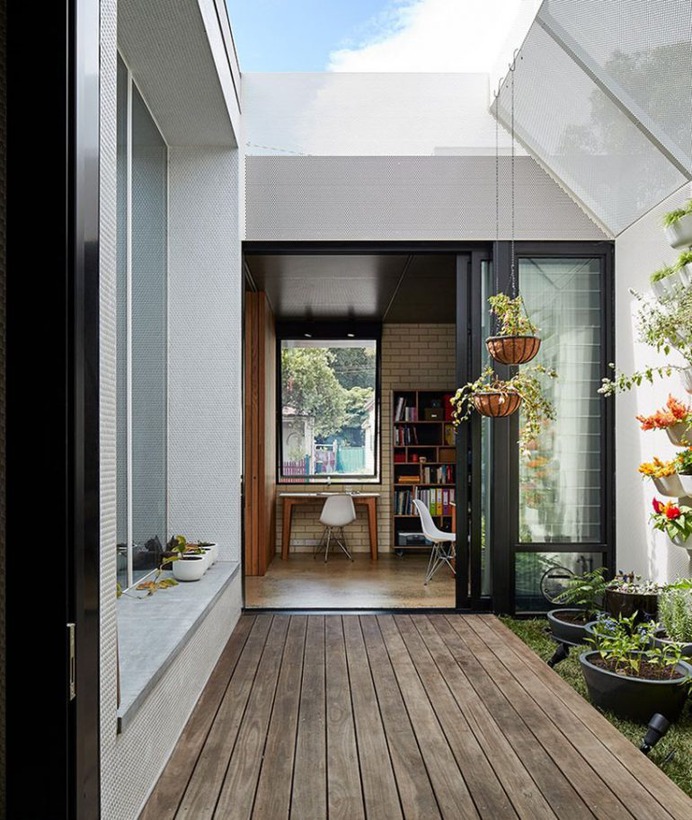 Architecture Architecture Adds Courtyard Into Dark Horse Extension In Australia