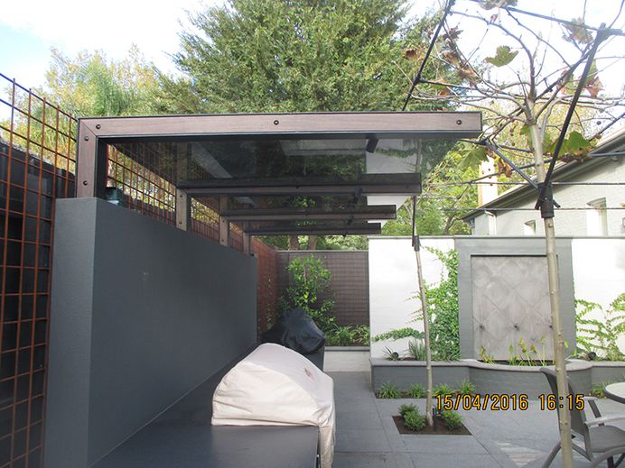 160415_2-A-pergola-with-glass-panelled-roof-covers-the-outdoor-kitchen-in-Camberwell-garden-designed-and-constructed-by-Melbourne-garden-design-company-Ian-Barker-Gardens.jpg (800×600)
