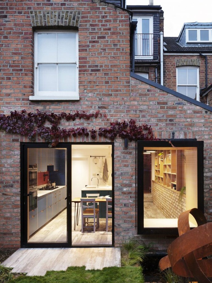 Almington Street House / Amos Goldreich Architecture