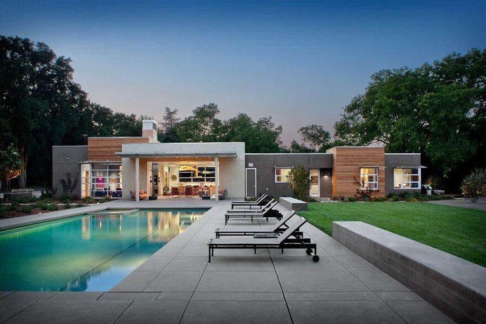 Sonoma Single-Family House with a Seamless Transition from Inside to Out