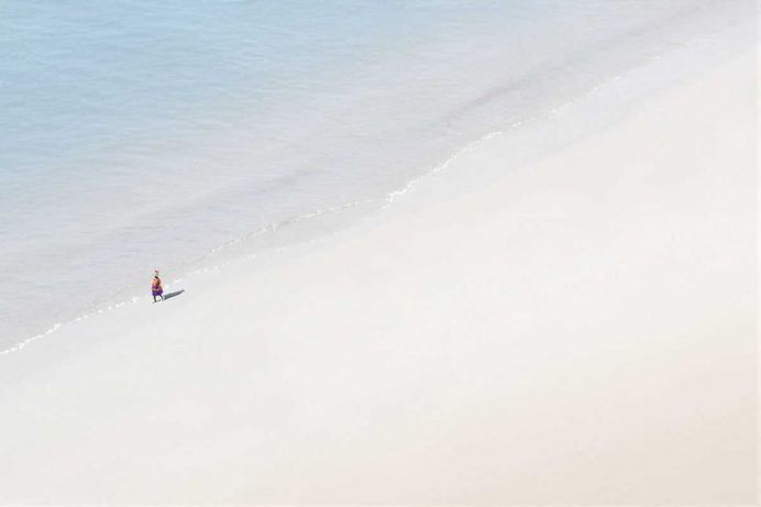 Walkers: Felipe Bedoya Documents Colombia’s Beach Vendors