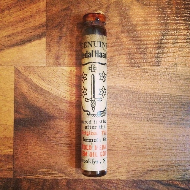 Sweet sword and icons. Oil bottle. #badgehunting #typehunting