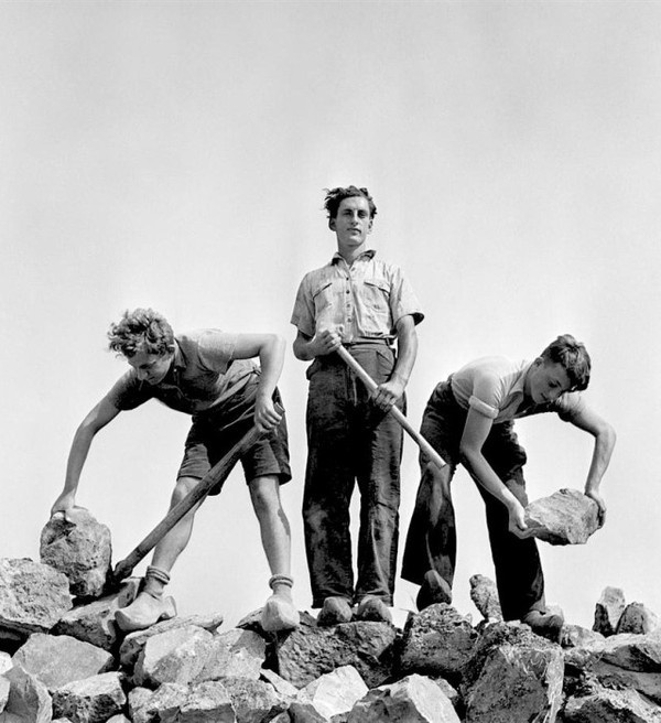 Black and White Photography by Roman Vishniac #inspiration #white #black #photography #and