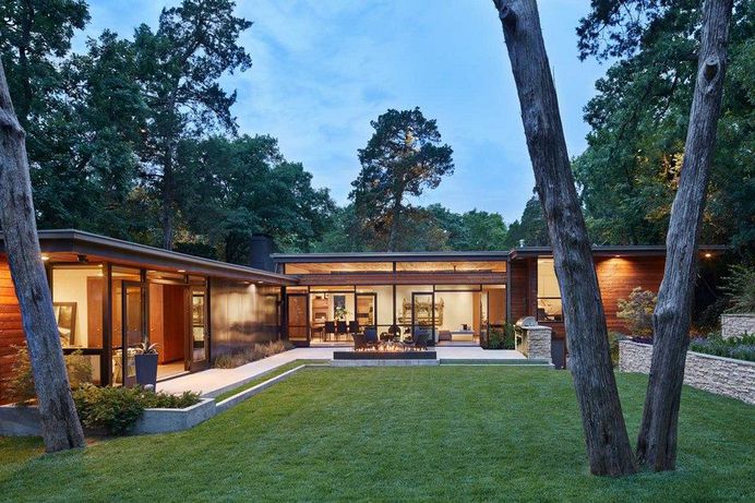 Complete Redesign of a Dilapidated 1950s Split-Level Home in Dallas
