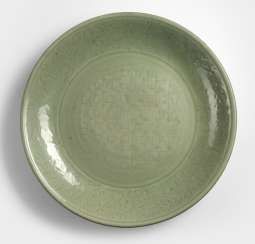 Large Longquan dish with decor of Rankwerk and geometric pattern #Sets #Teasets #Porcelainsets #Antiqueplates #Plates #Wallplates #Figures #Porcelainfigurines #porcelain