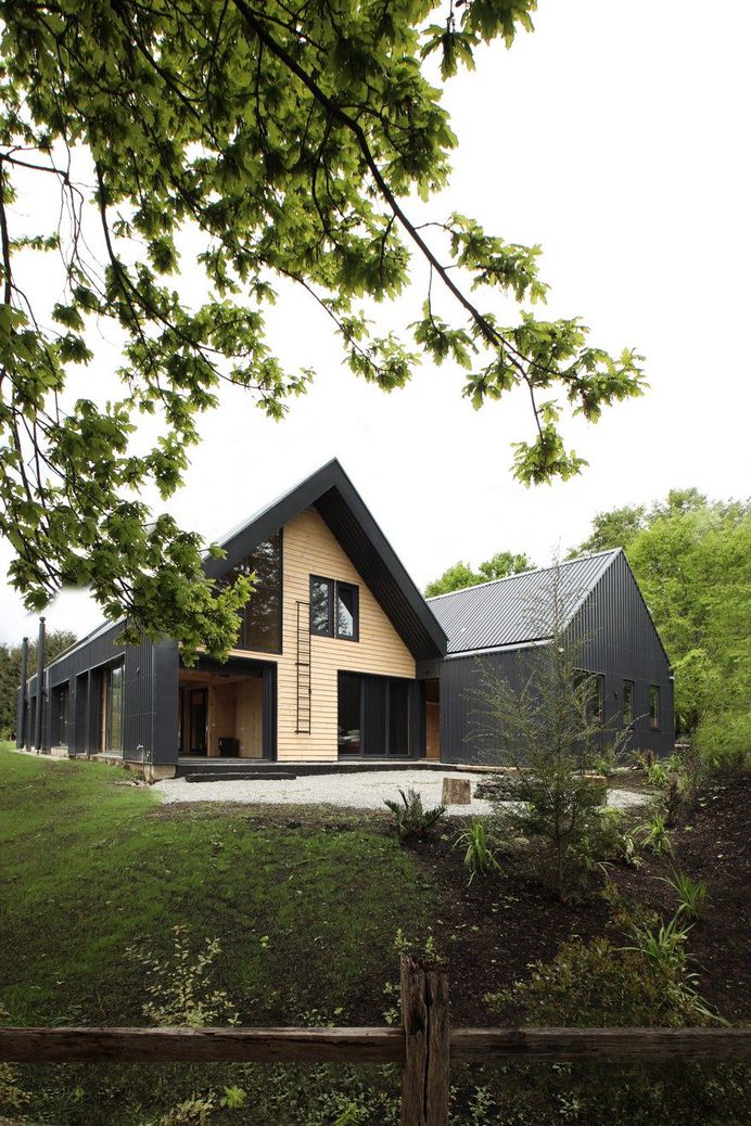 Contemporary Waterfront Cottage Inspired by Old Chilean Country Barn 1