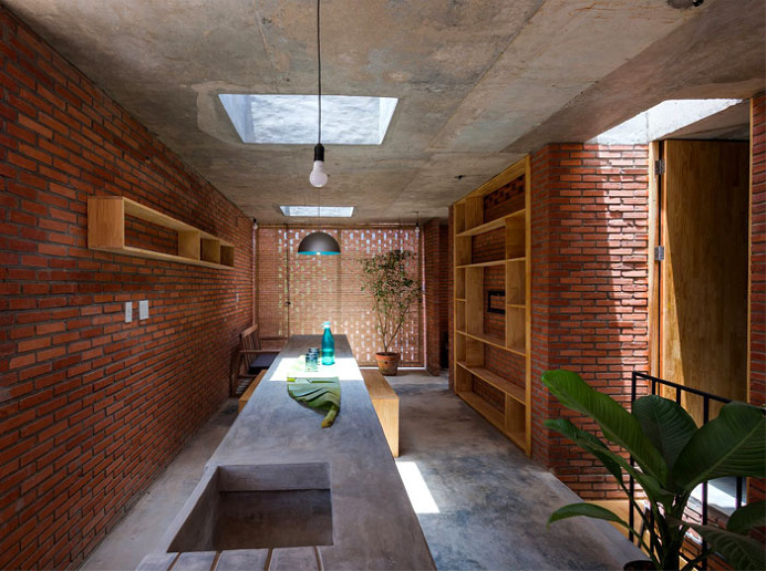 Small Brick House by Tropical Space