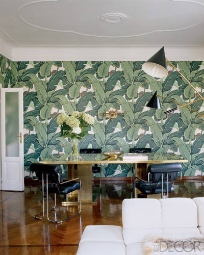 Martinique wallpaper (an iconic pattern from the Beverly Hills Hotel) sheaths the dining area. #wallpaper #decor #palms