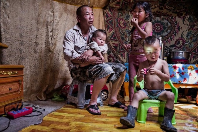 Red Hero 3: Paul Cox Captures Life In Mongolia's Impoverished Suburbs