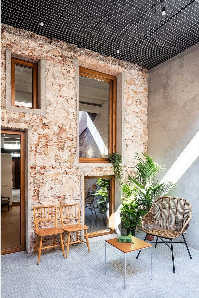 Traditional Style House Transformed into a Modern Home in Barcelona 8
