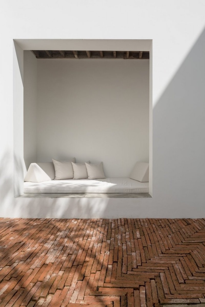 Outdoor seating niche. Sala Ayutthaya by ONION. © Wison Tungthunya & W Workspace. #niche #mediterranean #brickfloor