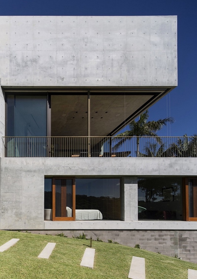 Balmoral Beach House – Concrete Sculptural Form Inspired by Brutalism