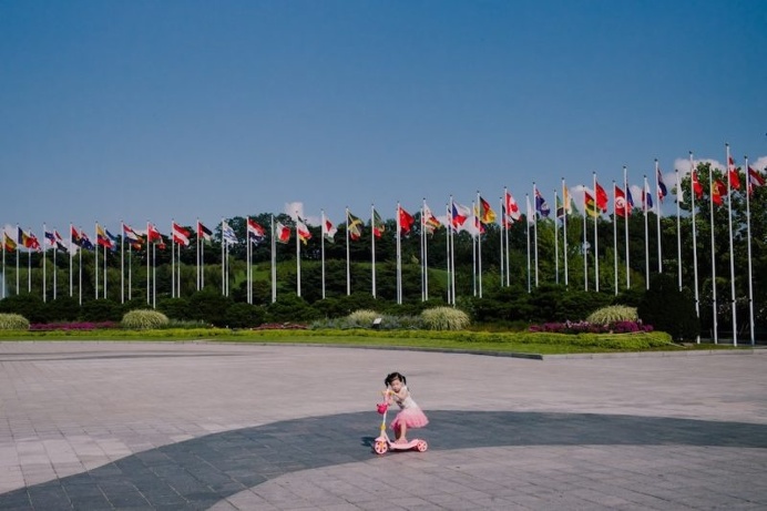 Elimination Method: Lonely People, Street Photography by Mankichi Shinshi
