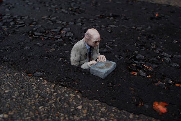 cement miniature sculptures artist isaac cordal 16 #photography #cement #sculpture #art