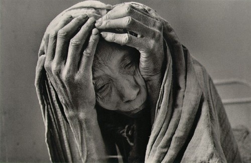 Genesis - Photography by Sebastião Salgado #old #white #woman #and #black #fingers #elderly #photography #hands