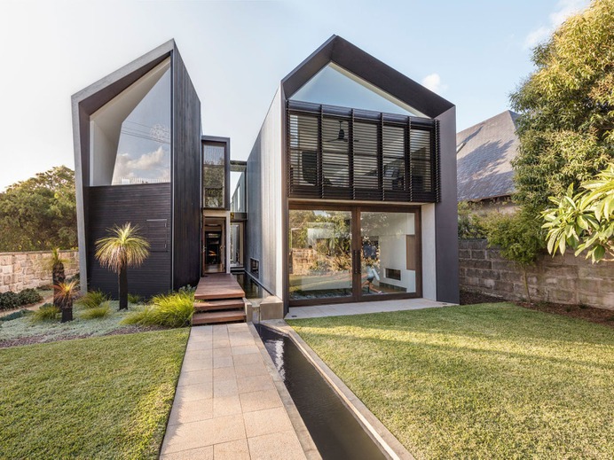 Exterior and House Building Type Photo 9 of 10 in An Architectural "Gorge" Splits This Australian Home in Half from Iron Maiden House