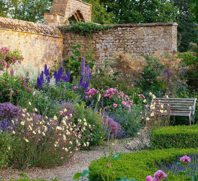 Outstanding Flowers and Garden Photography by Clive Nichols