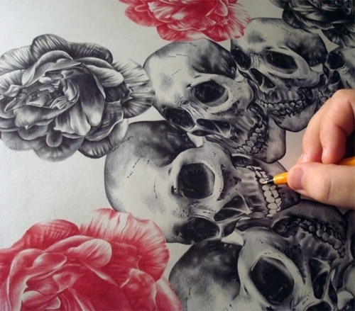 tumblr_lb1dfkQSe71qzd2sxo1_500.jpg (500×439) #skulls #flowers