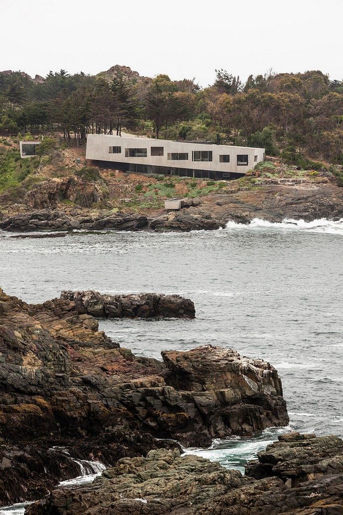 Chilean Concrete Residence Adorning a Steep Slope: Bahia Azul House 1