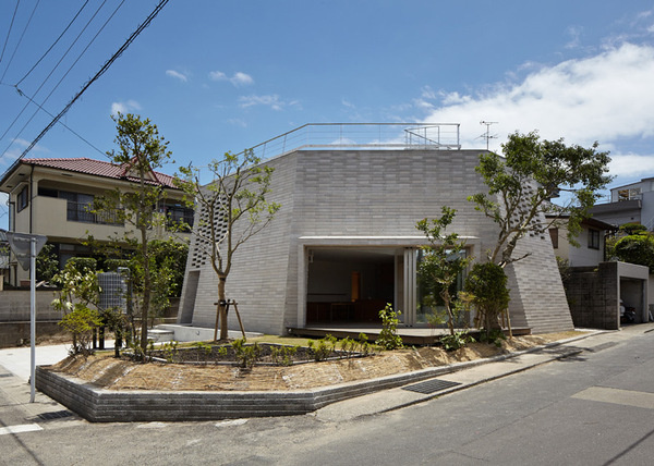 Shirasu House is a minimalist house located in Kagoshima, Japan, designed by Aray Architecture. The structure of the residence was construct #modern #design #minimalism #minimal #leibal #minimalist
