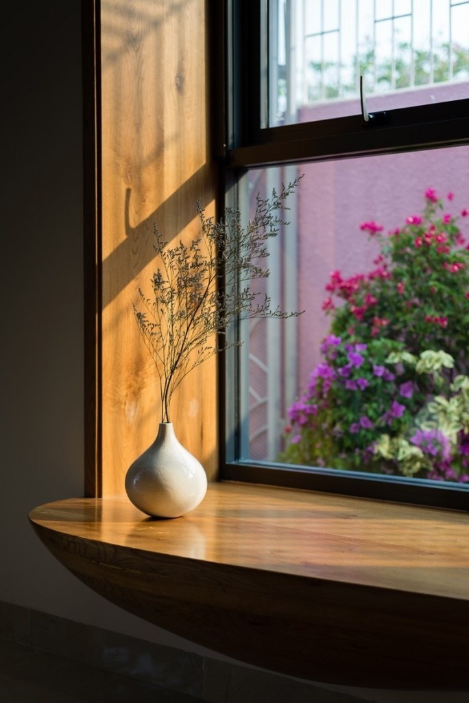 2H House: a luminous residence that encourages communication