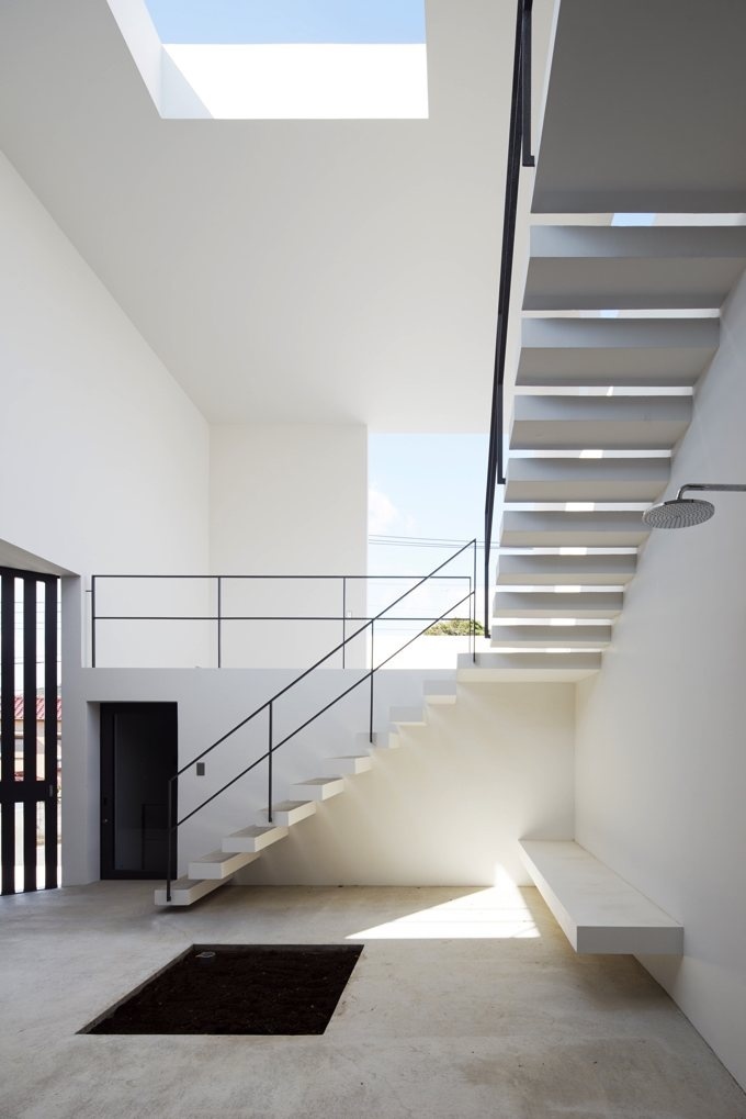 Interior #courtyard with #stairway. #HouseInHayama by #GeneralDesign. Photo by #DaiciAno. #skylight