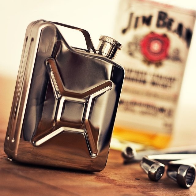 Flaunt the look of a classic GI can on your everyday flask with this charmingly designed Jerry Can Stainless Steel Hip Flask. #tech #flow #gadget #gift #ideas #cool