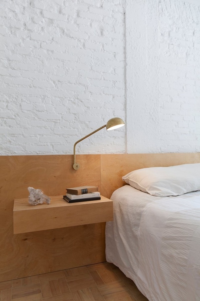 Plywood headboard and floating nightstand. Ap Cobogó by Alan Chu. © Djan Chu. #bedroom #brickwall