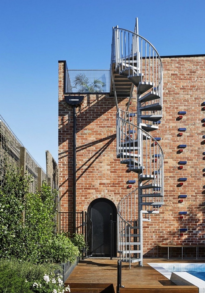 Brickface House is an Amazing Home Built of Recycled Red Brick 1
