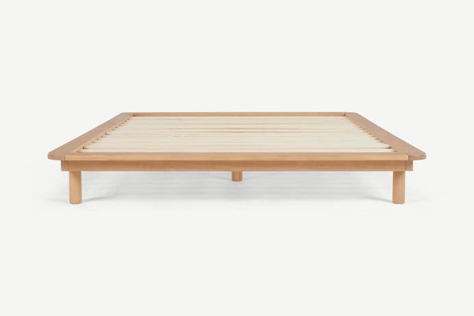 c1639d7eab58728b2a0268beb8a8a4ed06ed110a_BEDKAN001PNE_UK_MADE_Essentials_Kano_Double_Platform_Bed_Pine_ar3_2_LB04_PS.png (1964×1310)