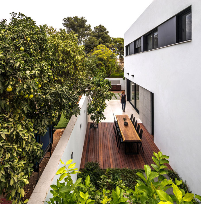 Semi-Detached House from the 1950's Remodeled by Amitzi Architects - InteriorZine