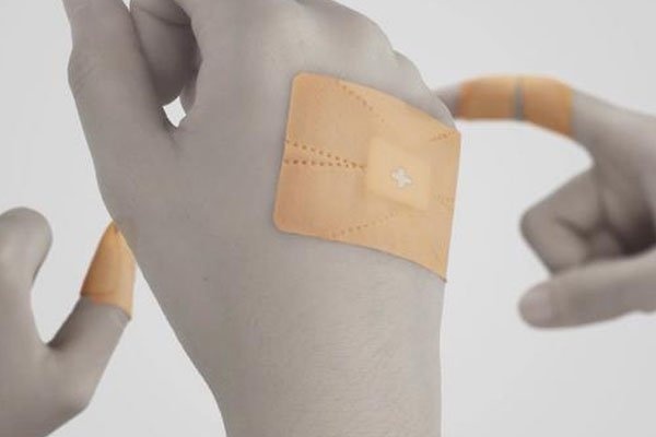Easy fit AmoeBAND band aids are genius inventions that not only fit your body parts but also indicate the status of your wound! #wounds #design #health #care #product #industrial #medical