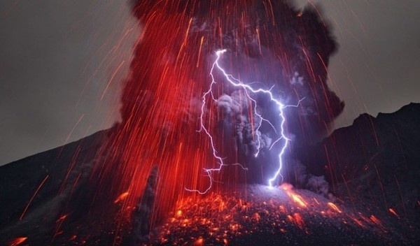 Sakurajima Volcano – Fubiz™ #lightning #photography #fire #volcano