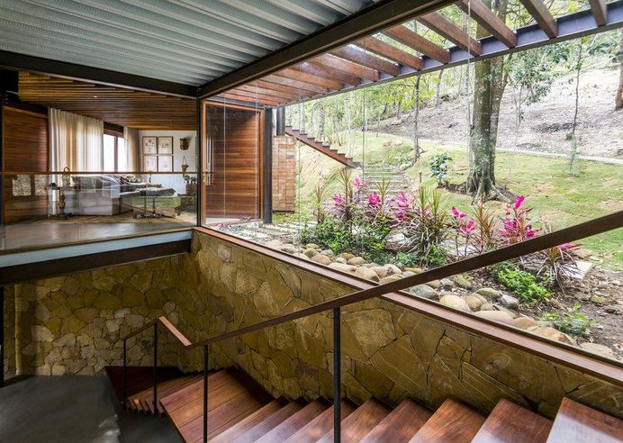 Modern Brazilian Retreat Embracing Transparency and Open Spaces 8