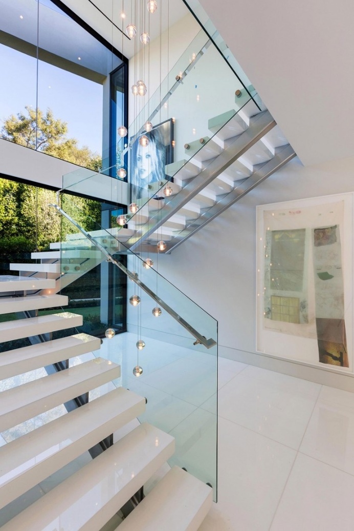 A Luxurious Contemporary Home Goes For Sale in Bel Air