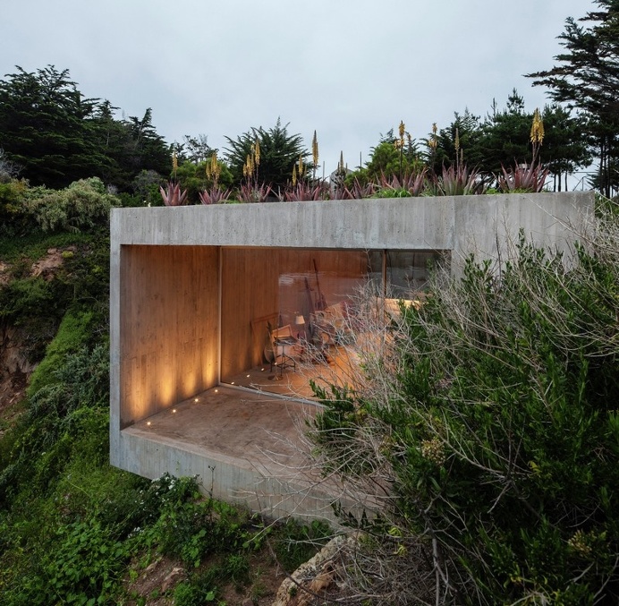 Concrete Painting Studio Built on a Rocky Hill / Chile
