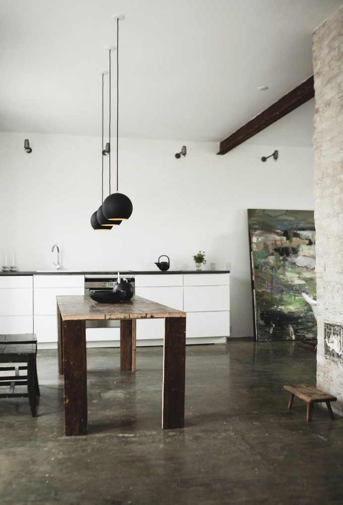 Humlebaek House by Norm.Architects. © Jonas Bjerre-Poulsen. #diningroom #kitchen #concretefloor